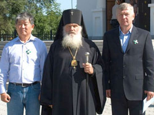 А.Х. Тен, владыка Вениамин, А.Б. Расторгуев (слева направо). Фото с сайта Приморской епархии