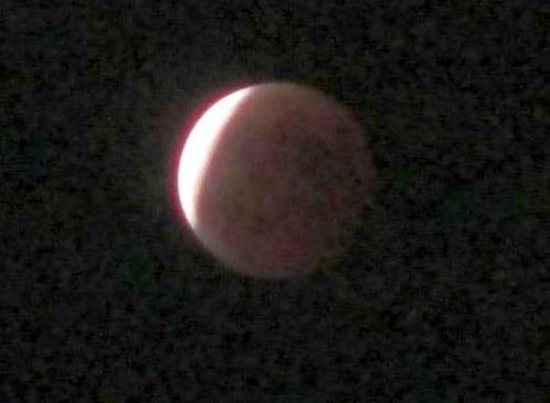 В 22.40 по местному времени (15.40 мск.) 8 октября в Хабаровске можно было наблюдать максимальную фазу полноты затмения Луны