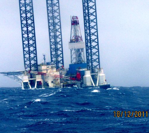 Буровая «Кольская» попала в шторм в Охотском море