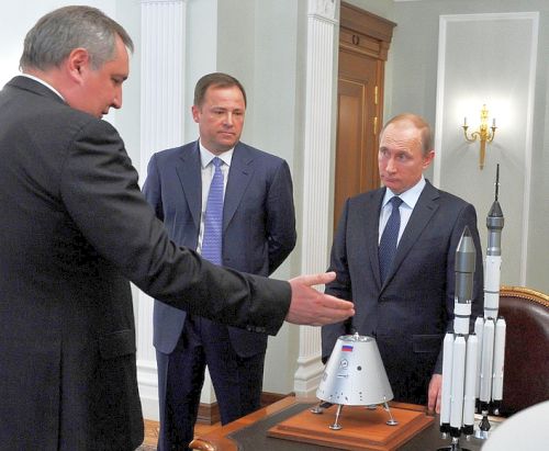 Владимир Путин с зампредом правительства Дмитрием Рогозиным (слева) и руководителем Российского космического агентства Игорем Комаровым.