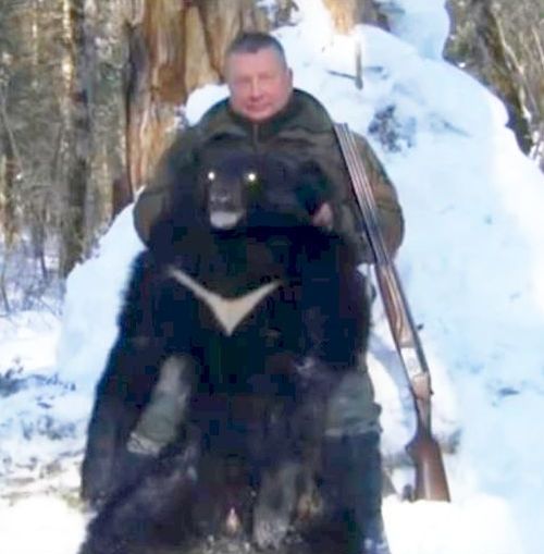 Жилвинас Повилонис в Хабаровском крае с убитым гималайским медведем