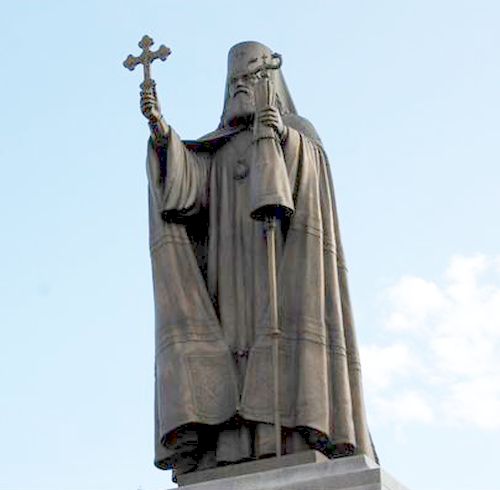 Памятник святителю Иннокентию в Магадане