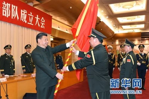 Си Цзиньпин передал новые знамена Центру командования сухопутных войск, Ракетным войскам и Силам стратегической поддержки.