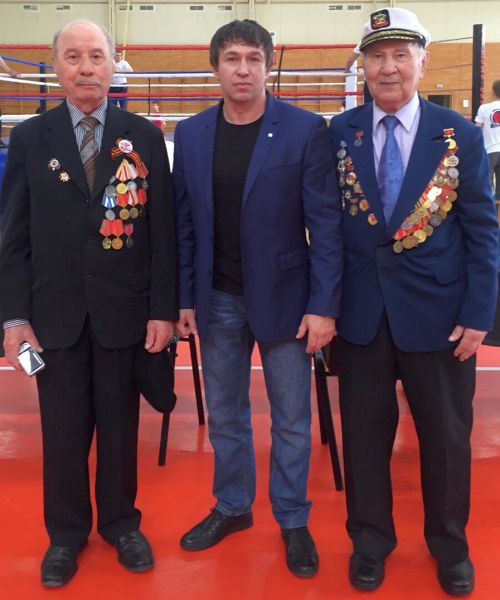Ветераны И. М. Воскобойников (справа) и Н. Ф. Лоскутников всецело поддерживают инициативы лидера городской федерации бокса Германа Чебанюка (в центре).