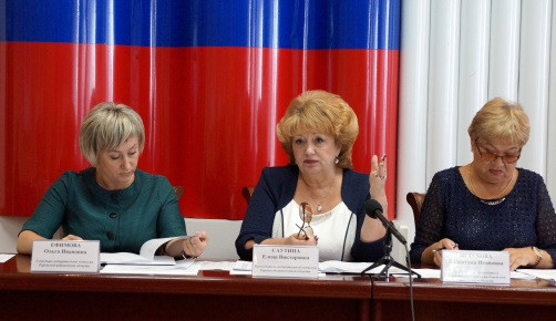 Елена Саутина (в центре) и Валентина Петухова (справа)