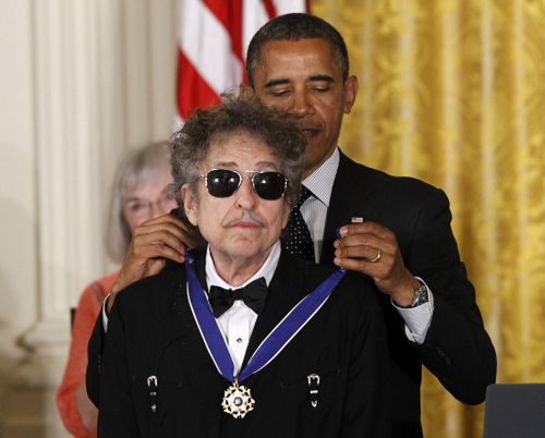 Так награждали Боба Дилана еще в 2012 году. Фото Ассошиэйтед Пресс