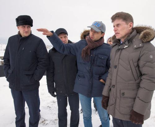 Место большой стройки накануне посетил губернатор Олег Кожемяко ( крайний справа)