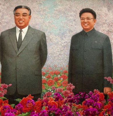Мозаичное панно в память о лидерах КНДР, окруженных цветами «кимирсенхва» и «кимченирхва»