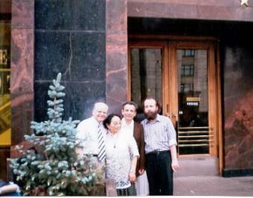 Виктор Черепков, Евдокия Гаер, Эдуард и Андрей Мирмовичи (слева направо) возле гостиницы "Москва". Фото из архива редакции (начало 2000-х годов)