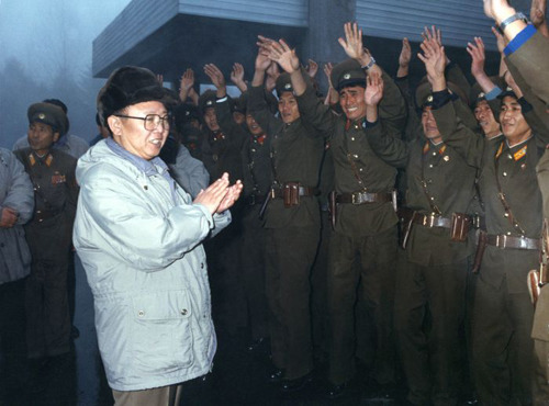 Ким Чен Ир на встрече с солдатами КНА