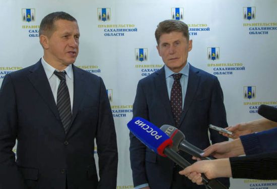 Юрий Трутнев и губернатор Сахалина Олег Кожемяко (справа).