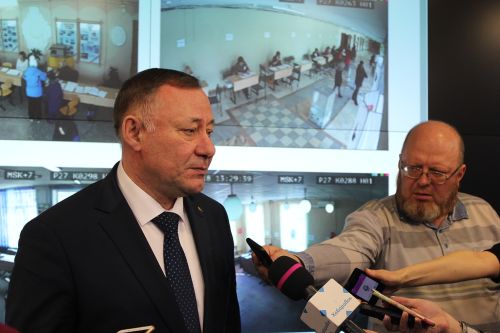 Председатель Хабаровского крайизбиркома Геннадий Накушнов (слева) отвечает на вопросы журналистов. Фото пресс-службы губернатора