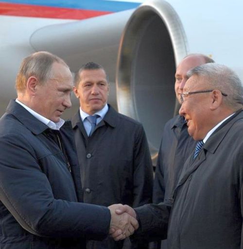 Егор Борисов (справа) в окружении власти. @egafborisov