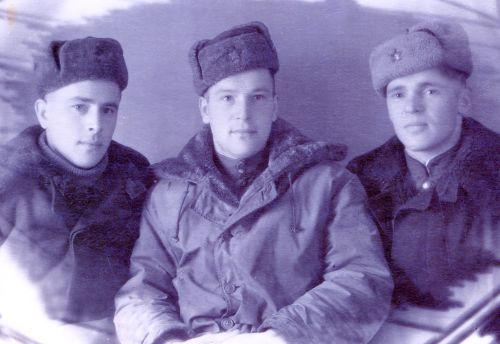 Мой отец Василий Иванов (крайний справа) в конце сороковых, когда летал штурманом на легендарном «Дугласе С-47», который советские летчики упрямо называли «сикорским». Фото из семейного архива.