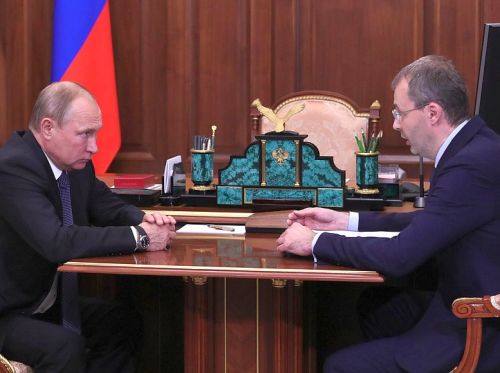 Владимир Путин с губернатором Чукотского автономного округа Романом Копиным.