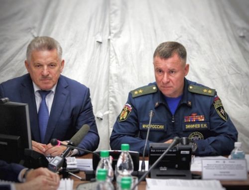 Глава МЧС России Евгений Зиничев (справа) прибыл в Хабаровск. Тут он проверил паводковую обстановку в регионе