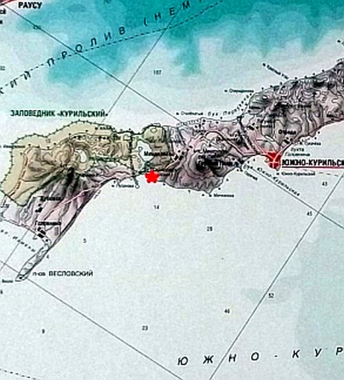 Схема: красной звездочкой отмечено место, где погибли киты. Южно-Курильский пролив по сравнению с Кунаширским и проливом Екатерины имеет небольшие глубины, что не свойственно обычным местам обитания кашалотов.