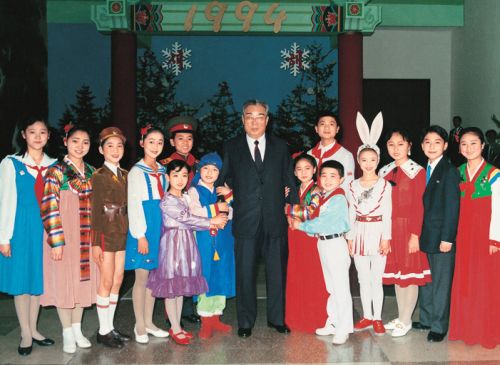 Одна из последних прижизненных фотографий Ким Ир Сена - с детишками. Фото редакции предоставлено ГК КНДР