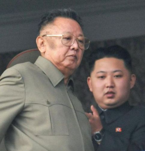Ким Чен Ир и Ким Чен Ын. Фото предоставлено ГК КНДР