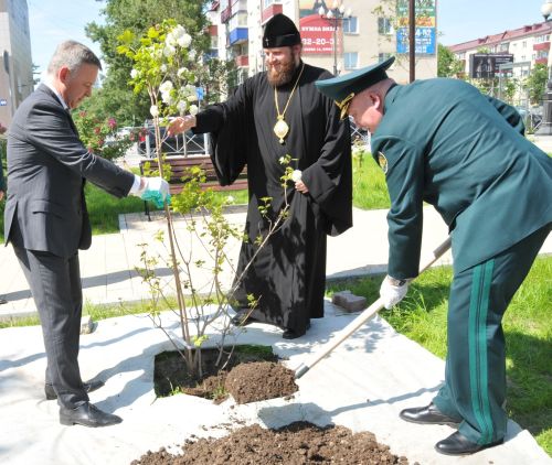 Калину высаживают мэр Надсадин, таможенник Холичев и архиепископ Аксий. Фото автора