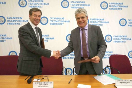 Врио ректора СахГУ Николай Бармин и президент РАН Александр Сергеев заключили договор о сотрудничестве.
