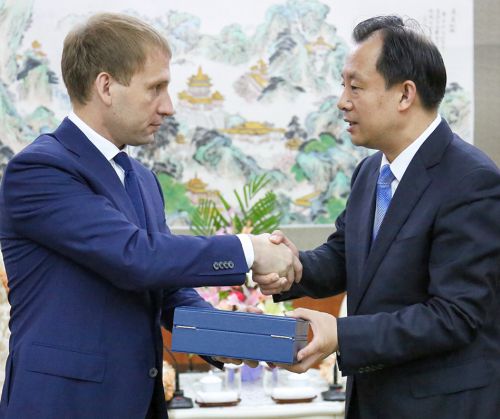 После жарких дебатов Александр Козлов и губернатор провинции Хэйлунцзян Лу Хао одобрили концессионное соглашение.