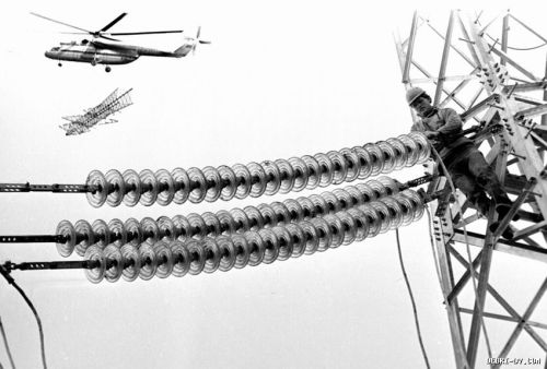 Вертолеты малой авиации Хабаровского края во время строительства энергомагистрали ЛЭП-220, 70-е годы. Фото из архива Сергея Семеновича Балбашова