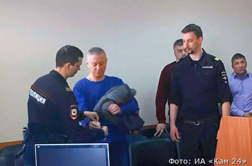Экс-руководителю регионального управления МВД Александру Сидоренко надели наручники в зале суда.