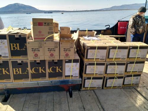 Почти сотня коробок с алкоголем была скрыта  в подпалубном помещении. Фото автора 