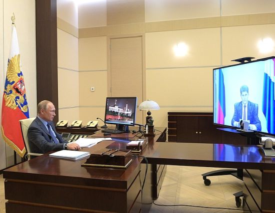 Рабочая встреча Владимира Путина с губернатором Приморского края Олегом Кожемяко в режиме видеоконференции.