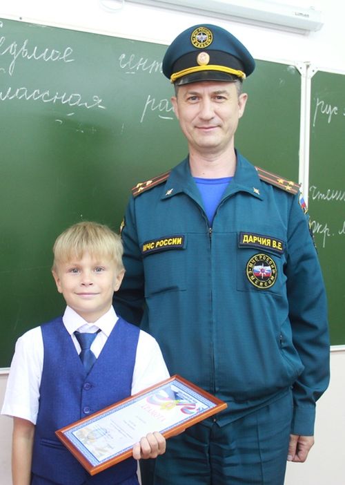 Ученику 4 «в» класса Роману Колесову вручили грамоту за спасение из воды 5-летнего мальчика. 