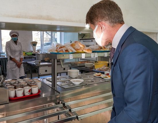 Олег Кожемяко проверил качество детского питания еще в двух приморских школах