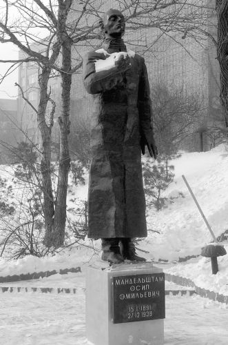 Памятник Мандельштаму во Владивостоке. Фото Владимира Саяпина, ТАСС