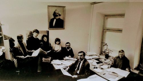 Редакция газеты «Приамурские ведомости», за столом, в центре, в глубине, Сергей Лебедев. 1990 год