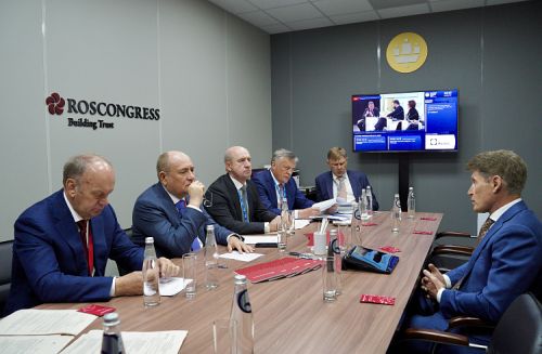 Губернатор Приморья Олег Кожемяко и представители ПАО «Газпром»