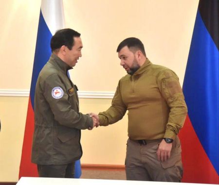 Глава Якутии Айсен Николаев с врио главы ДНР Денисом Пушилиным