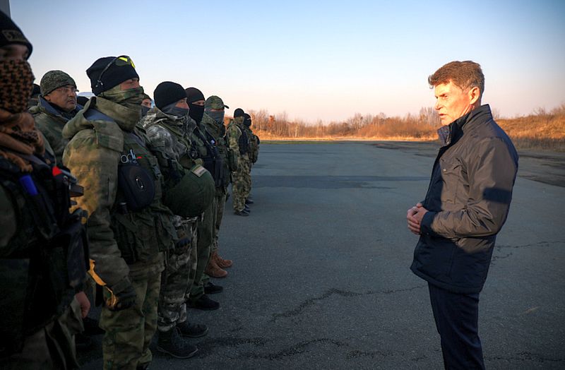 Проводить бойцов приехал губернатор региона Олег Кожемяко.