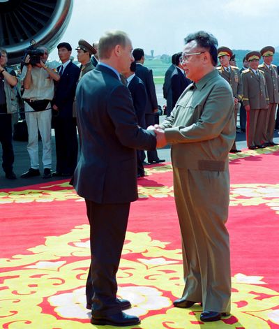 Ким Чен Ир тепло встречает В.В. Путина