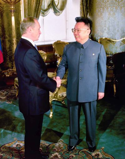 Ким Чен Ир встречается с Владимиром Владимировичем Путиным.