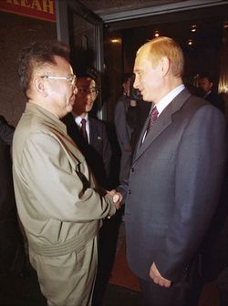Ким Чен Ир тепло встречается с Владимиром Владимировичем Путиным во Владивостоке