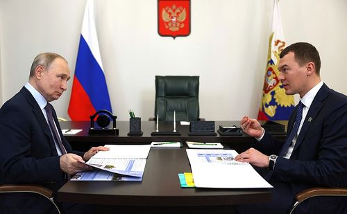 Владимир Путин с губернатором Хабаровского края Михаилом Дегтяревым