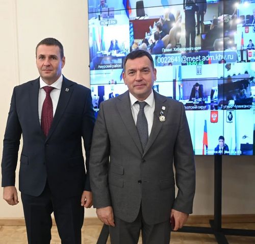 За памятник, посвященный Победе над милитаристской Японией и окончанию Второй мировой войны, почетный знак Хабаровского края за заслуги перед краем вручен вице-губернатору Сергею Кузнецову