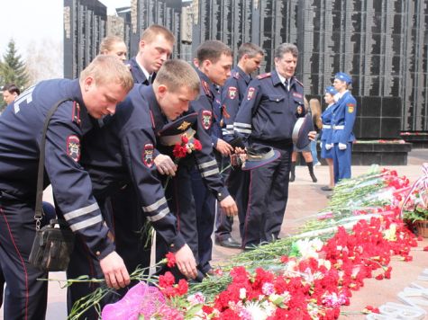 Хабаровские инспекторы ГИБДД возложили цветы к Вечному огню на площади Славы.