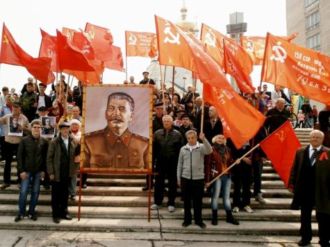 Хабаровские коммунисты шли с портретом Сталина