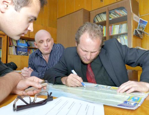 Сергей Денисенко (в центре) и Александр Грицаюк (справа) прокладывают по карте путь Левинсона