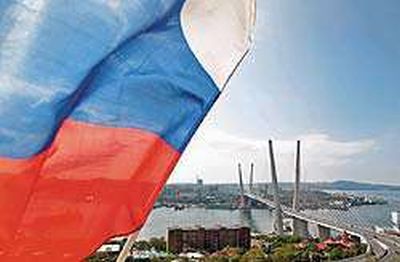 Многомиллиардные вложения в дальневосточные регионы (на фото – вантовый мост на остров Русский во Владивостоке) не смогли сделать эту часть страны привлекательной для жизни. Фото: EPA. MAXIM SHIPENKOV