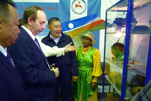 Александр Левинталь посетил форум специализированных выставок, посвященных достижениям ведущих отраслей экономики Дальнего Востока. Фото Ильи Климова