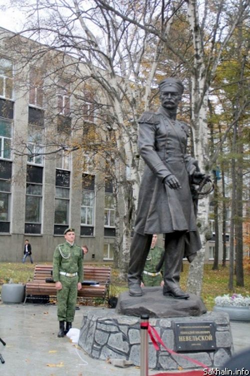 Памятник Геннадию Невельскому.