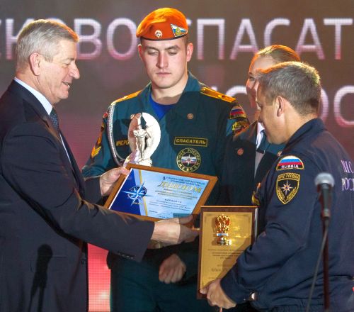 Вручение диплома и кубка в Москве отряду ДВРПСО