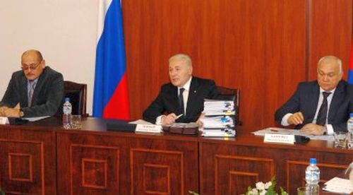 Новое правительство Магаданской области. В центре - председатель правительства и губернатор Владимир Печеный.